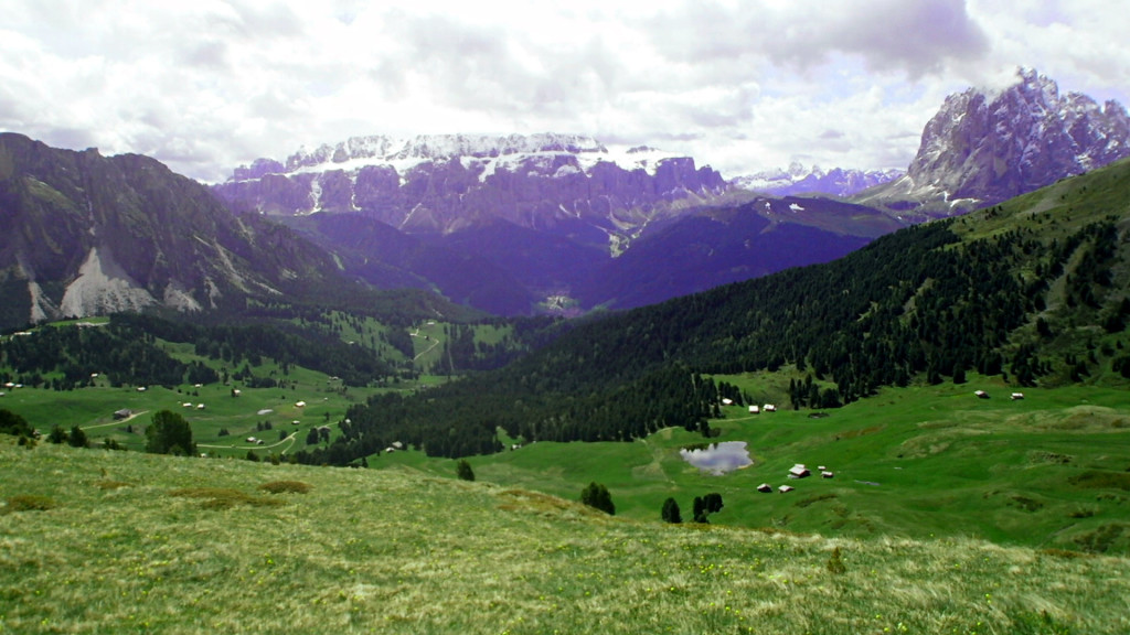 Krajina v narodním parku Parco Naturale Puez Odle kde můžete narazit na sviště, nebo kamtíky