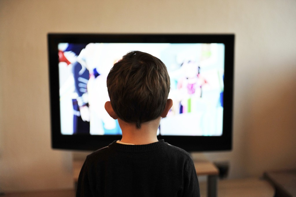 Některé děti nedokážou od televize odtrhnout oči (zdroj: pixabay.com)