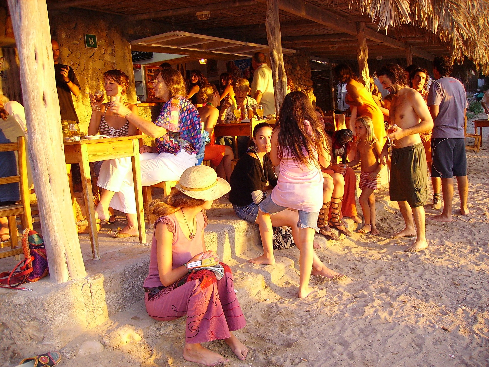 Uvolněná hippies atmosféra u baru na Ibizské pláži (Public Domain)