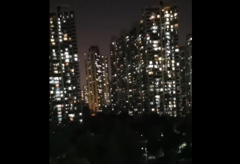 Tisíce lidí křičí z bytů, ze šílenství: Šanghaj je zavřel kvůli covidu doma. Nejezdí ani městská doprava (Video)