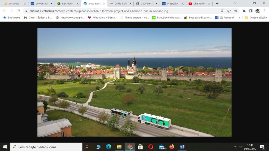 Elektrobus Chariot a elektrický těžký nákladní automobil se bezdrátově nabíjejí z elektrické silnice ElectReon na švédském ostrově Gotland.