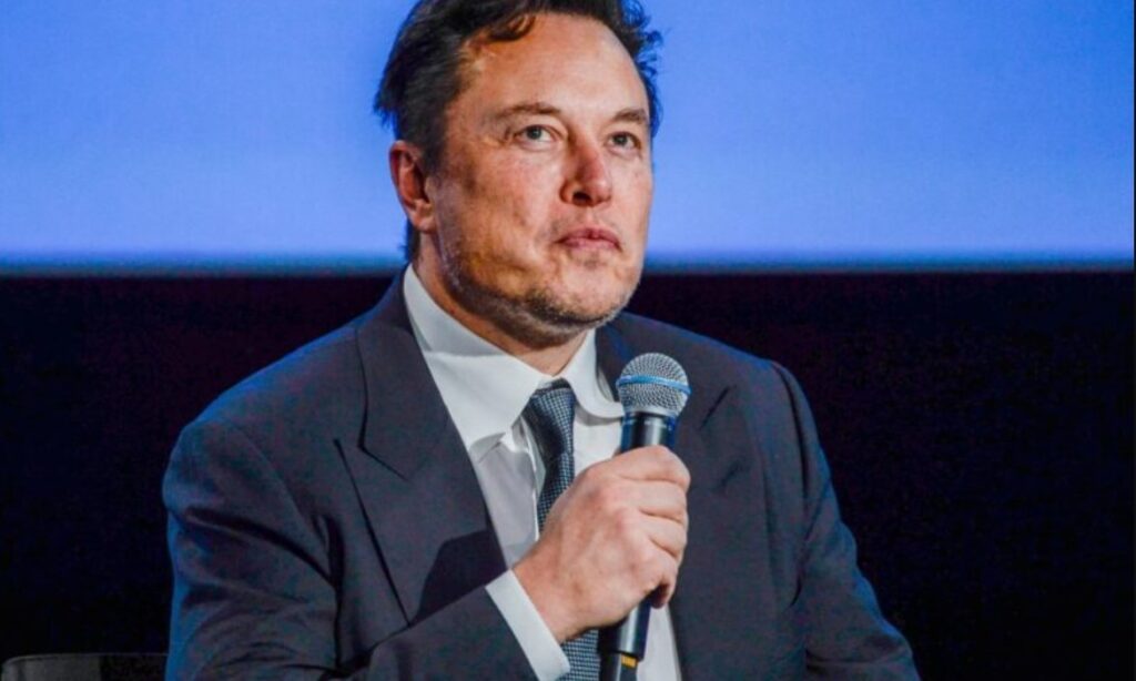 Foto: Generální ředitel společnosti Tesla Elon Musk se usmívá, když oslovuje hosty na setkání Offshore Northern Seas 2022 (ONS) ve Stavangeru v Norsku dne 29. srpna 2022