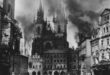 Foto: Pražské Staroměstské náměstí v plamenech během Pražského povstání v květnu 1945 (z Archivu hlavního města Prahy)