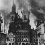 Foto: Pražské Staroměstské náměstí v plamenech během Pražského povstání v květnu 1945 (z Archivu hlavního města Prahy)