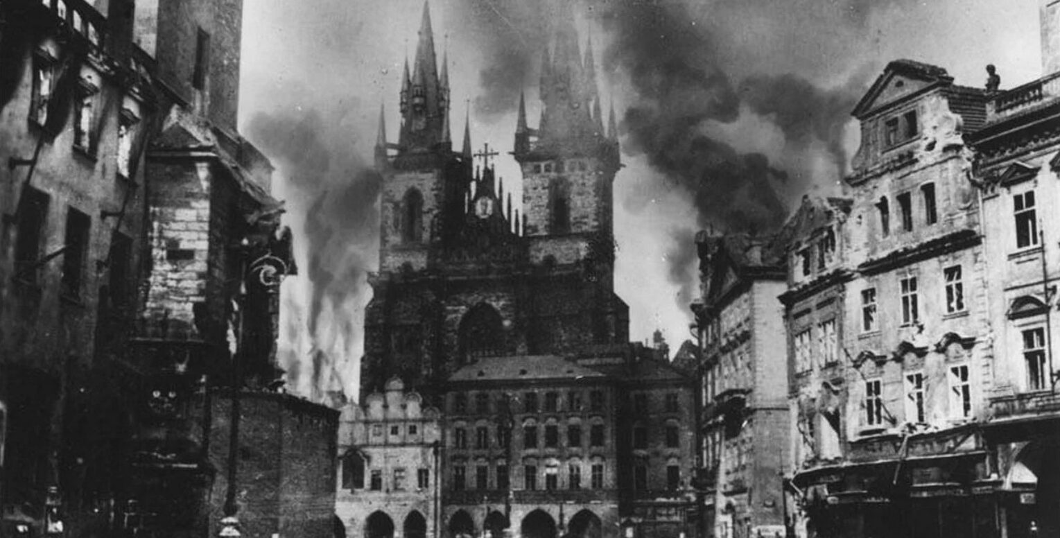 Foto: Pražské Staroměstské náměstí v plamenech během Pražského povstání v květnu 1945 (z Archivu hlavního města Prahy)