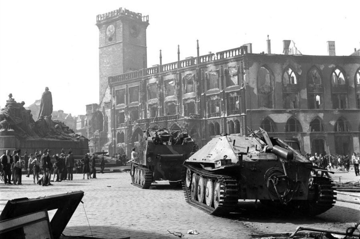 Foto: Německé tanky na pražském Staroměstském náměstí v květnu 1945 (přes Archiv hlavního města Prahy)