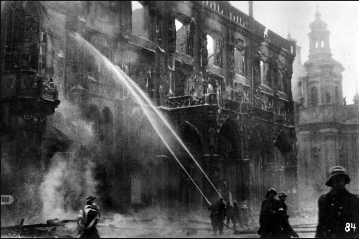 Foto: Hasiči se pokoušejí uhasit pražskou Staroměstskou radnici (přes Archiv hlavního města Prahy)