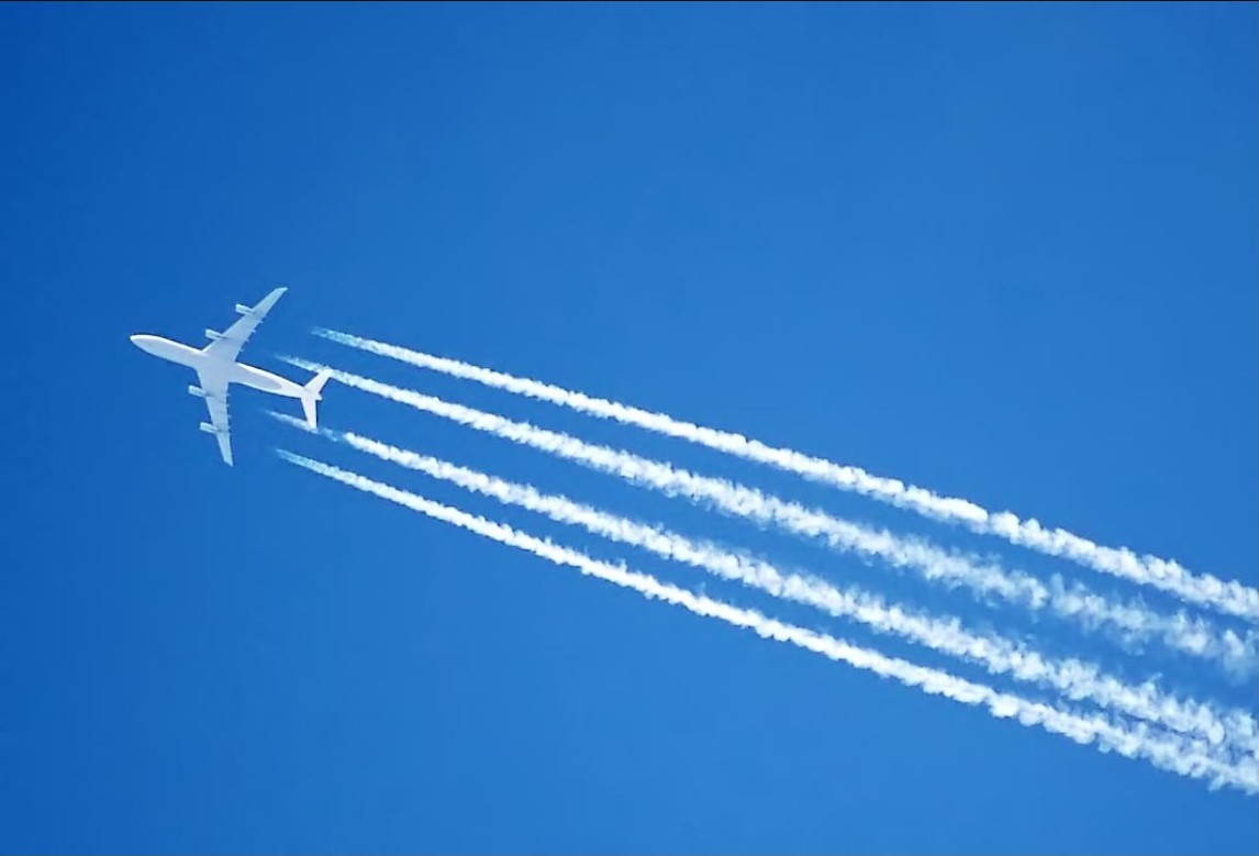 Chemtrails, neboli chemické stopy za letadly, jsou jedním z nejkontroverznějších témat současnosti.