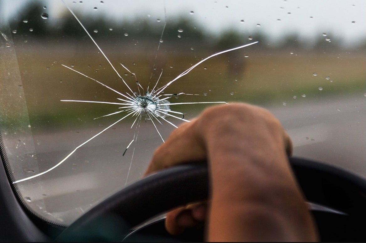 Nechat si opravit nebo vyměnit čelní sklo u auta není pouze otázkou estetiky, ale hlavně záležitostí bezpečnosti pro vás, vaše spolujezdce a ostatní účastníky silničního provozu.