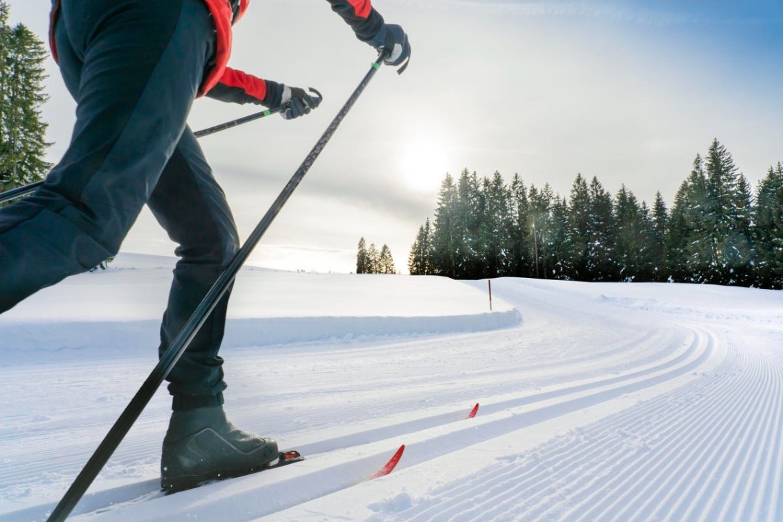 Běžecké lyžování je skvělý způsob, jak si užít zimu a zároveň udržovat svou kondici. Zde je kompletní návod, jak pro vás vybrat ideální běžky.