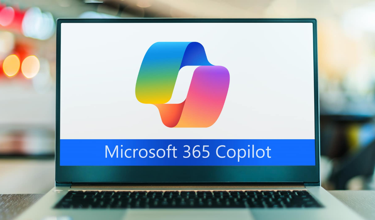 Microsoft Copilot zásadně zrychluje a zkvalitňuje práci s prezentacemi i texty. Umožňuje soustředit se více na podnikání a šetří čas a peníze